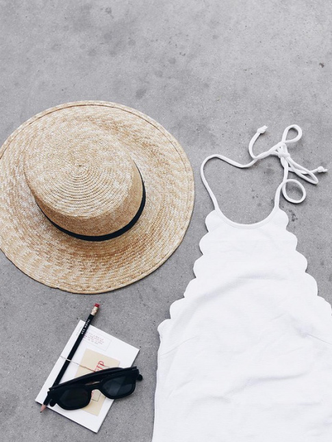 Wanted : un maillot de bain une pice blanc aux bords festonns