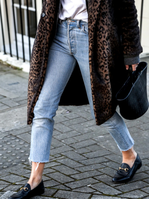 Mocassins noirs + jean coup court sur la cheville + manteau imprim lopard = le bon mix