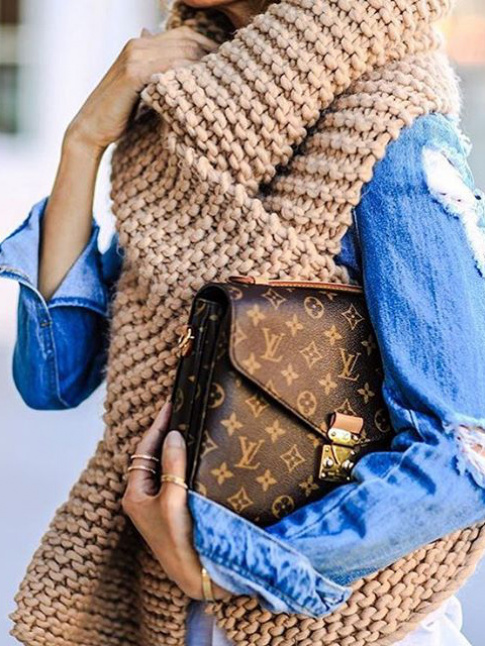 Rien de tel qu'une immense charpe tricote main pour rchauffer un look printanier !