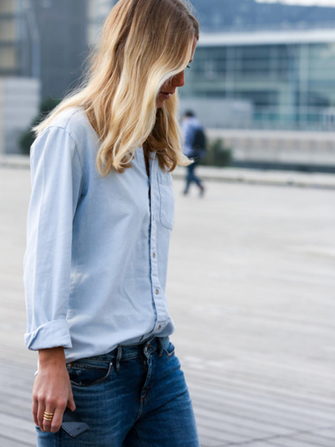 On ne se lasse pas du duo chemise en chambray/jean boyfriend !