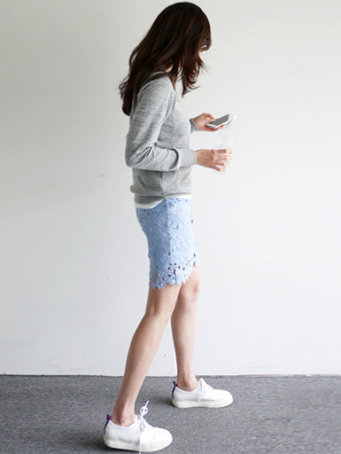 Rien de tel que le duo petit pull gris/baskets blanches pour apaiser une jupe en dentelle
