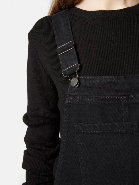 Oui au total look noir  base de salopette !