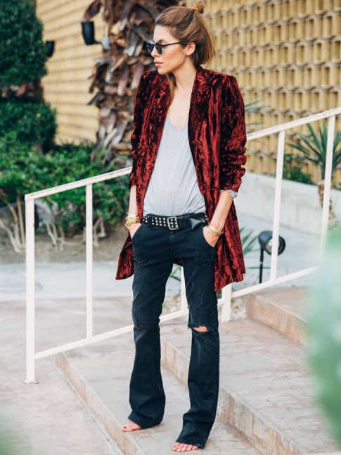 Port avec un jean flare lgrement destroy, le velours moir gagne en casualness