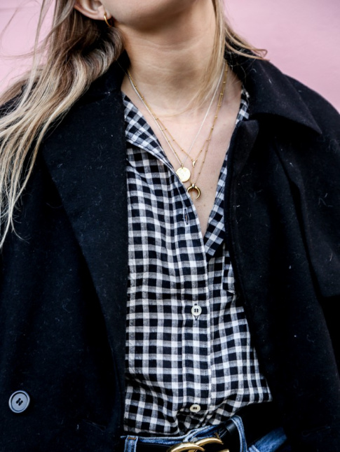 Chemise vichy + jean taille haute + multiples fines chanes dores = le bon mix