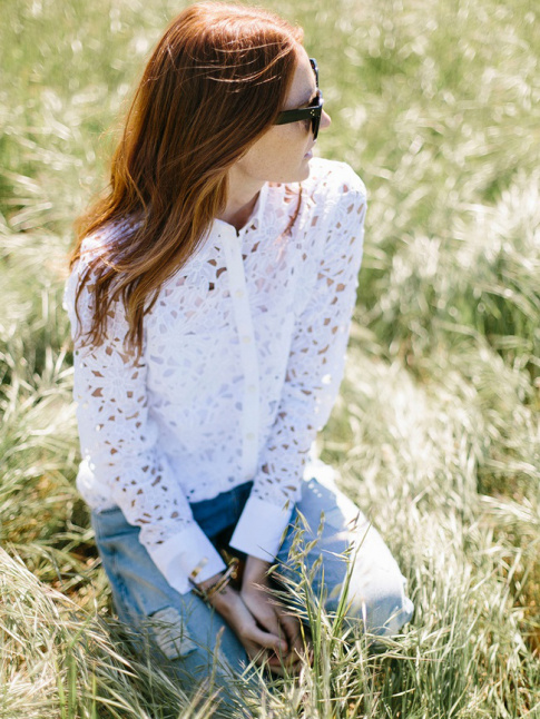 Entre dentelle ajoure et coupe classique, cette chemise blanche a tout bon !