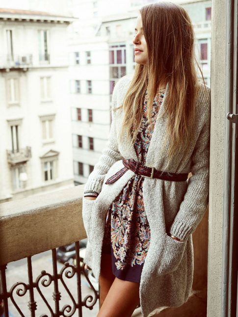 On ne se lasse pas du ceinturage de gilet sur une petite robe estivale