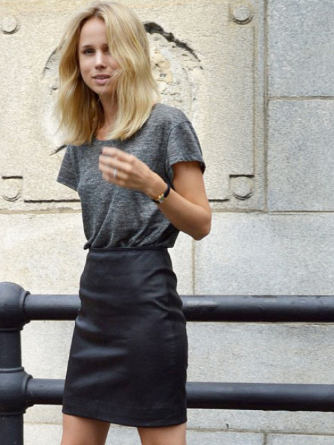 Jupe en cuir taille haute noire + tee-shirt loose gris = le bon mix