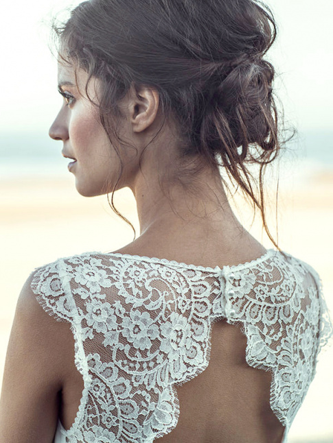 Chignon flou + dos nu en dentelle = le bon duo