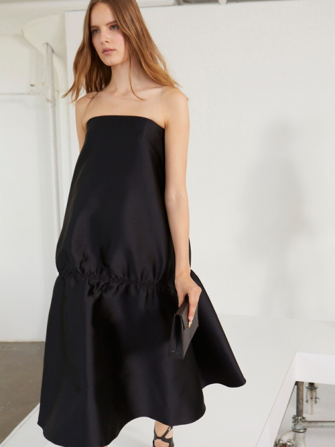 Entre taille basse, pure et ampleur maitrise, cette petite robe noire Stella McCartney a tout bon !