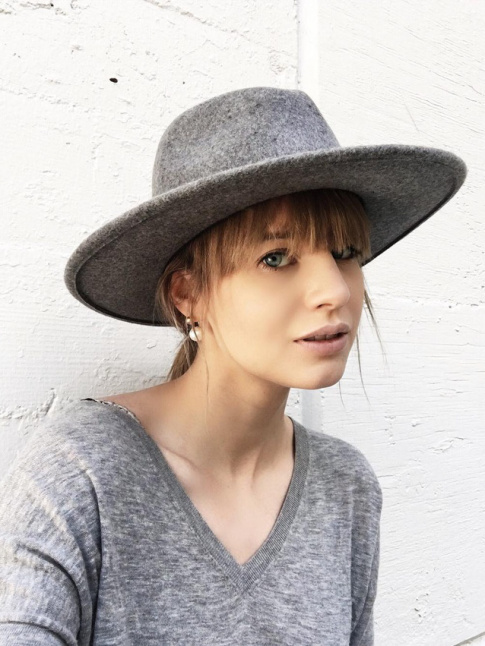Total look gris + frange + perles conceptuelles = le bon mix