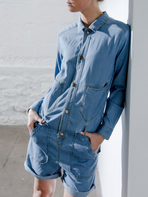 Avec sa coupe lgrement loose et sa dgaine de chemise en jean, cette combishort Polder a tout bon !