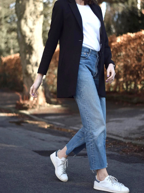 Le look nineties blazer noir/jean 501/tee-shirt blanc/Stan Smith n'a pas pris une ride !