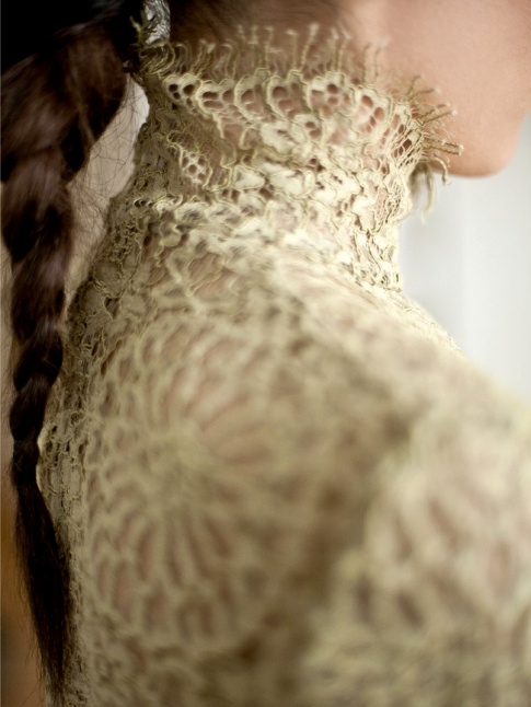 Entre dentelle dlicate et col montant romantique, cette blouse By Malene Birger a tout bon !