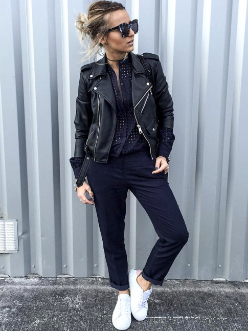 Rien de tel qu'un perfecto en cuir noir pour twister une combinaison bleu marine !