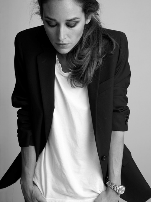 Blazer noir + tee-shirt blanc  l'encolure distendue + montre d'homme = le bon mix
