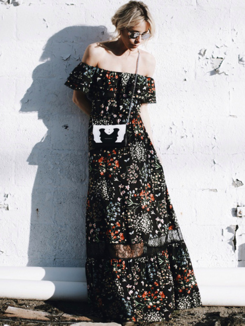 Entre dcollet Bardot et imprim fleuri sur fond noir, cette longue robe a tout bon !