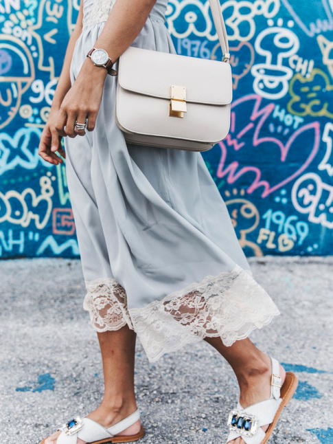 Sac blanc cass + robe bleu fume = le bon mix