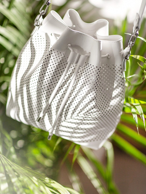 Avec sa forme seau et son cuir blanc perfor, ce sac printanier a tout bon !