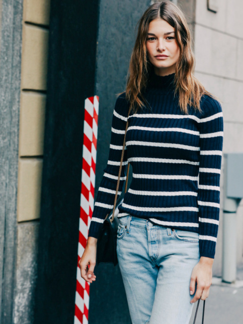 Pull marinire + jean destroy + cheveux ports au naturel = le bon mix