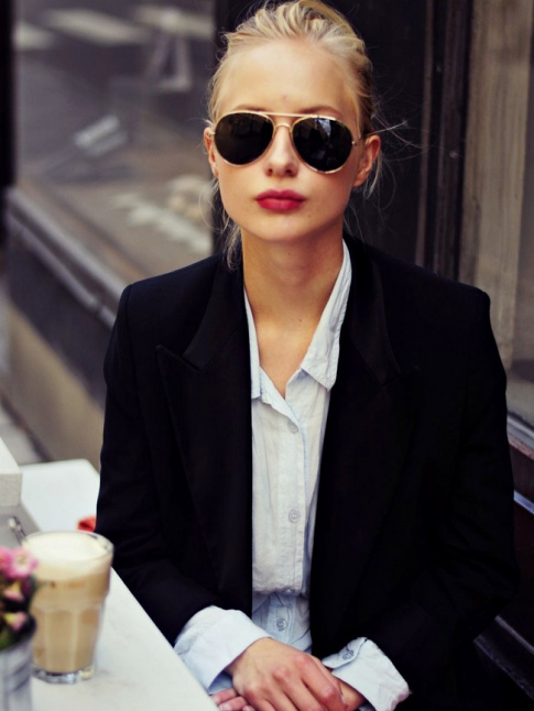 Lunettes de soleil aviateurs + trait de rouge  lvres + blazer noir = le bon mix