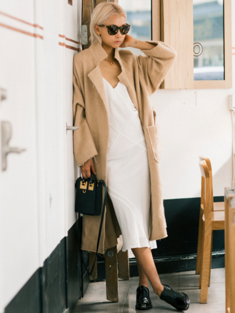 On aime quand robe ultra fminine et souliers masculins se tlescopent !