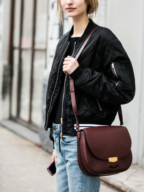 Oui au tlescopage entre bombers noir et sac classique chic marron chocolat !