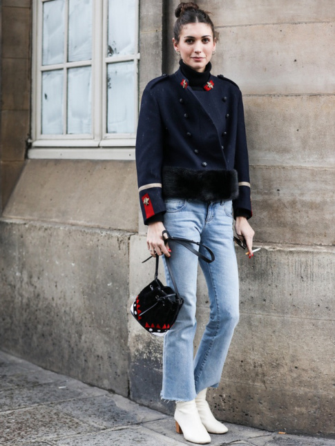 Veste militaire bleu marine + jean flare raccourci + bottines blanches = le bon mix