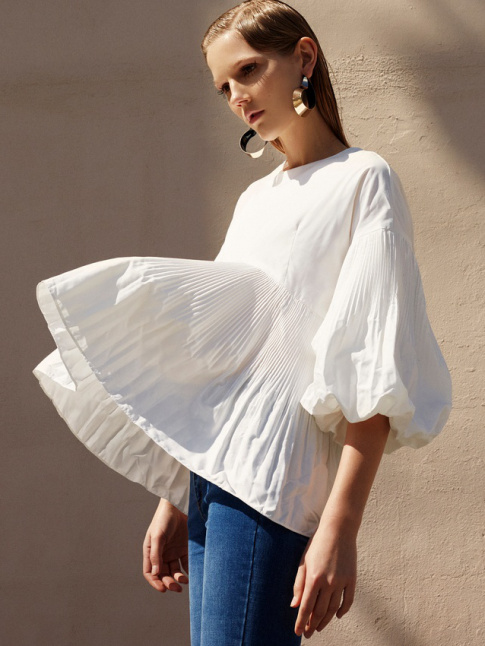 Entre ampleur audacieuse et monochrome immacul, cette blouse a tout bon !