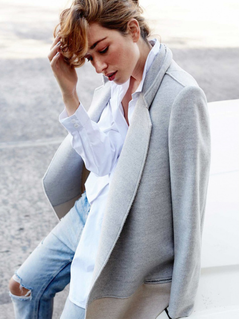 On aime quand un jean dchir au genou vient perturber un look classique !
