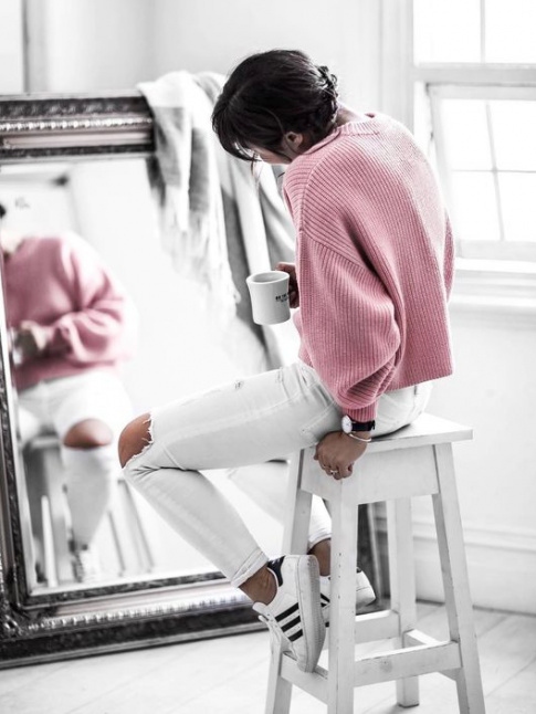 Rien de tel qu'un pull rose cosy pour adoucir un slim dchir !