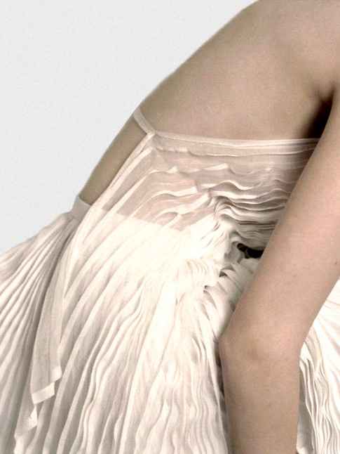 Entre toffe diaphane et pliss gnreux, la magie d'Issey Miyake est ternelle !