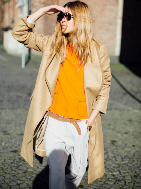 Pardessus camel + top orange + pantalon flare blanc = le bon mix