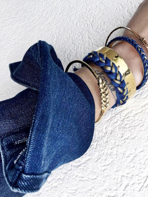 L'accumulation de bracelets Aurlie Bidermann, ou comment relever une simple chemise en jean
