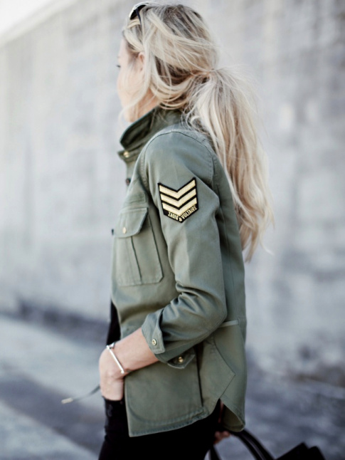 Oui au tlescopage entre sur-chemise militaire, queue de cheval dsinvolte et slim noir !