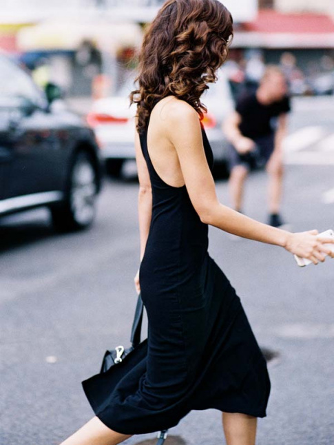 Associe  des boucles soignes, la robe tee-shirt dos-nageur gagne en sophistication