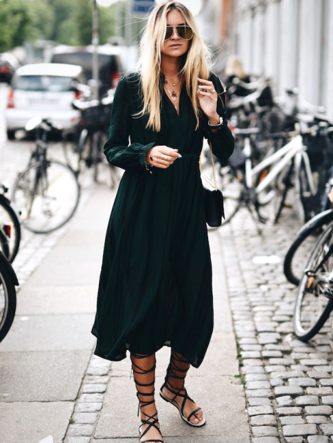 Robe bohme noire + sandales  lacets + lunettes aviateurs = le bon mix