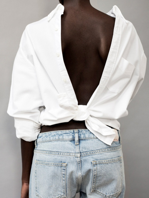 La chemise blanche porte  l'envers, ou le nouveau dos nu