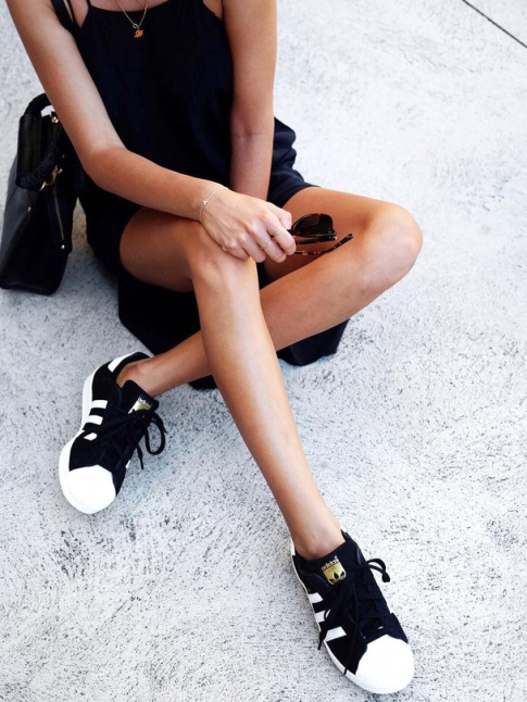 Rien de tel qu'un bronzage intensment caramel pour illuminer un total look noir ponctu d'une touche de blanc !