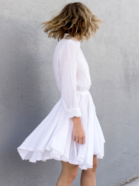 Avec ses godets asymtriques et son coton lger, cette robe blanche a tout bon !
