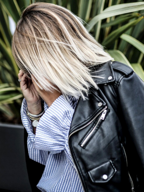 Perfecto rock + blouse romantique raye bleue = le bon mix