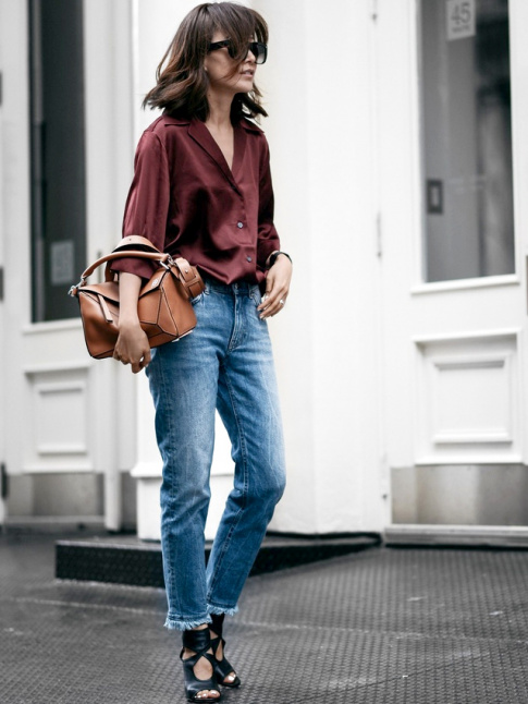Oui au contraste entre soie bourgeoise bordeaux et denim dlav !