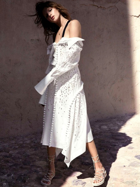 Entre broderies anglaises dtournes et dtail sportswear, cette robe ne manque pas de caractre