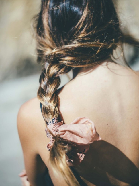 Oui au bandana en soie utilis en guise de noeud  cheveux !