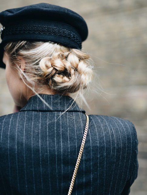 Casquette de marin + chignon bas tress = le bon mix