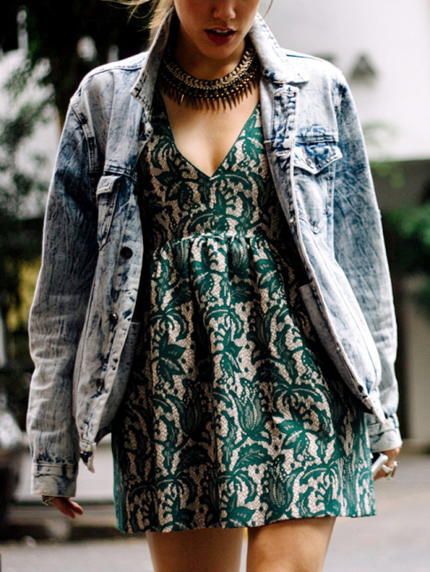 Mini robe sophistique + veste en jean oversize = le bon mix