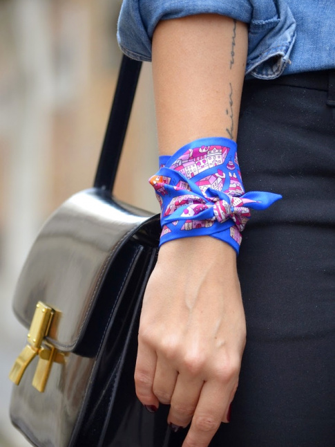 Le foulard nou en bracelet se rvle idal pour habiller nos poignets