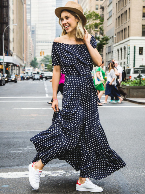 Longue robe fminine + baskets blanches = le bon mix