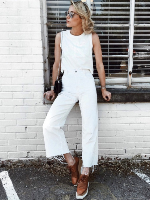 Jean flare taille haute cropped blanc + marcel blanc + chaussures marron = le bon mix