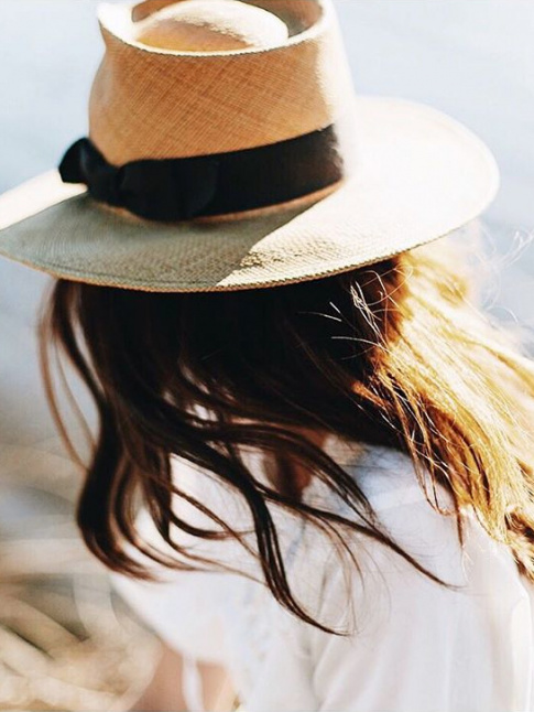 Chapeau de paille + longs cheveux + blouse blanche = le bon mix