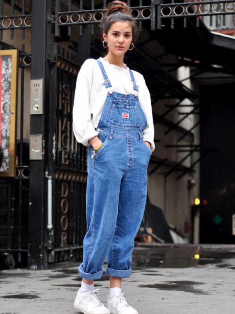 Wanted : une salopette en jean porte en mode nineties